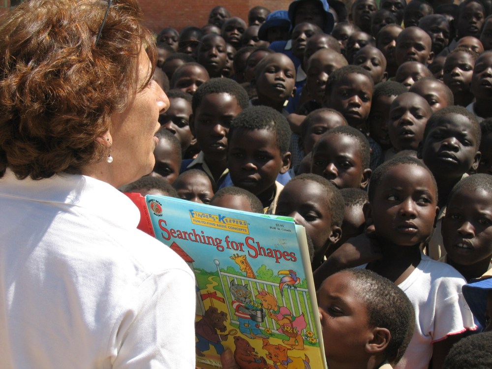 Reading-to-kids-in-africa